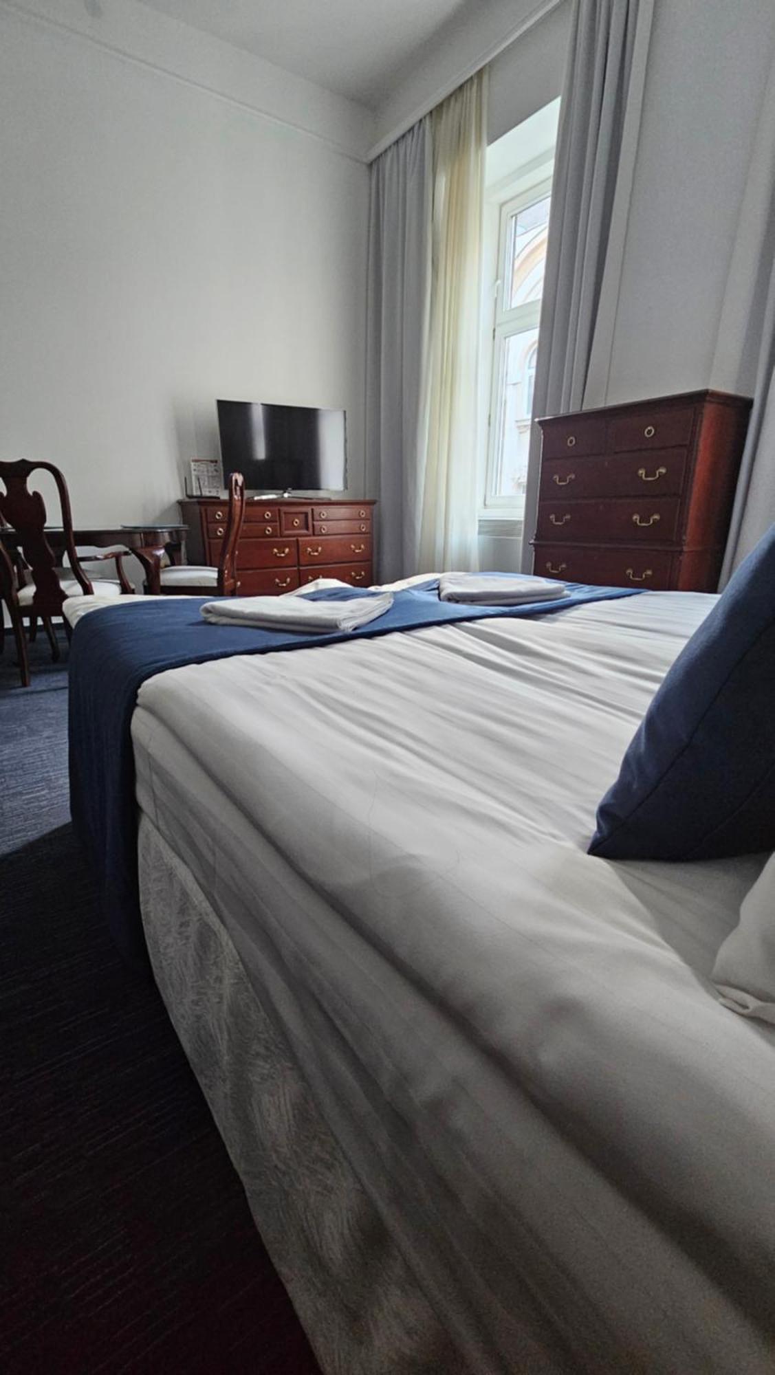 Opera16 Guestrooms Budapest Luaran gambar